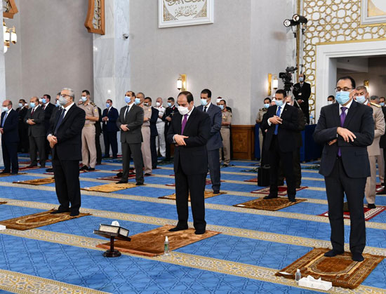 الرئيس السيسي وكبار رجال الدولة يؤدون صلاة عيد الفطر بمسجد الماسة بالعلمين الجديدة (2)