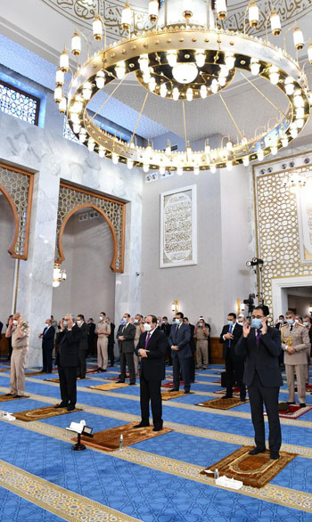 الرئيس السيسي وكبار رجال الدولة يؤدون صلاة عيد الفطر بمسجد الماسة بالعلمين الجديدة (1)