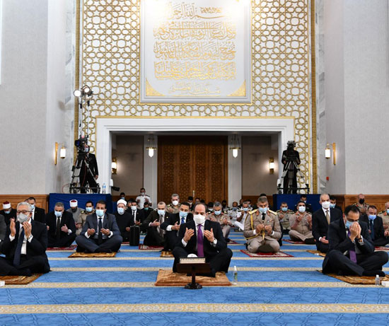 الرئيس السيسي وكبار رجال الدولة يؤدون صلاة عيد الفطر بمسجد الماسة بالعلمين الجديدة (3)