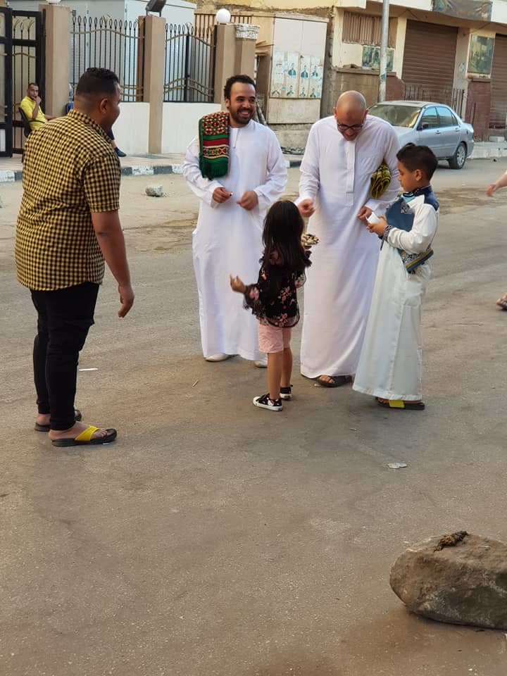 اطفال الاقصر خلال توزيع بسكويت العيد على المصلين