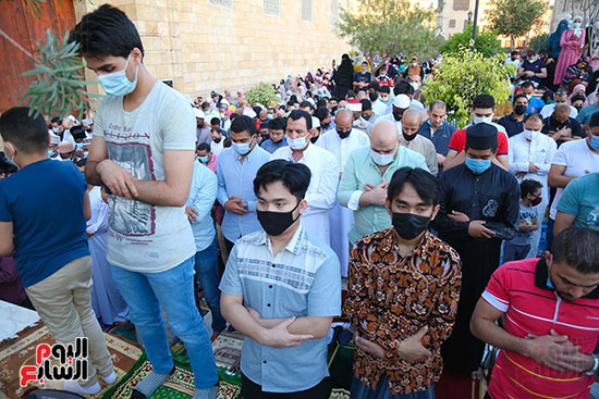 المصلون يلتزمون بارتداء الكمامة خلال صلاة العيد بالجامع الأزهر