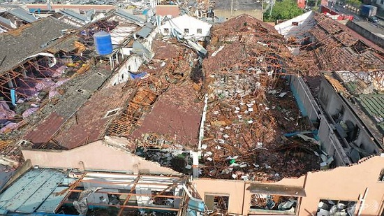 المباني التي تضررت بعد أن ضرب إعصار مدينة سوتشو