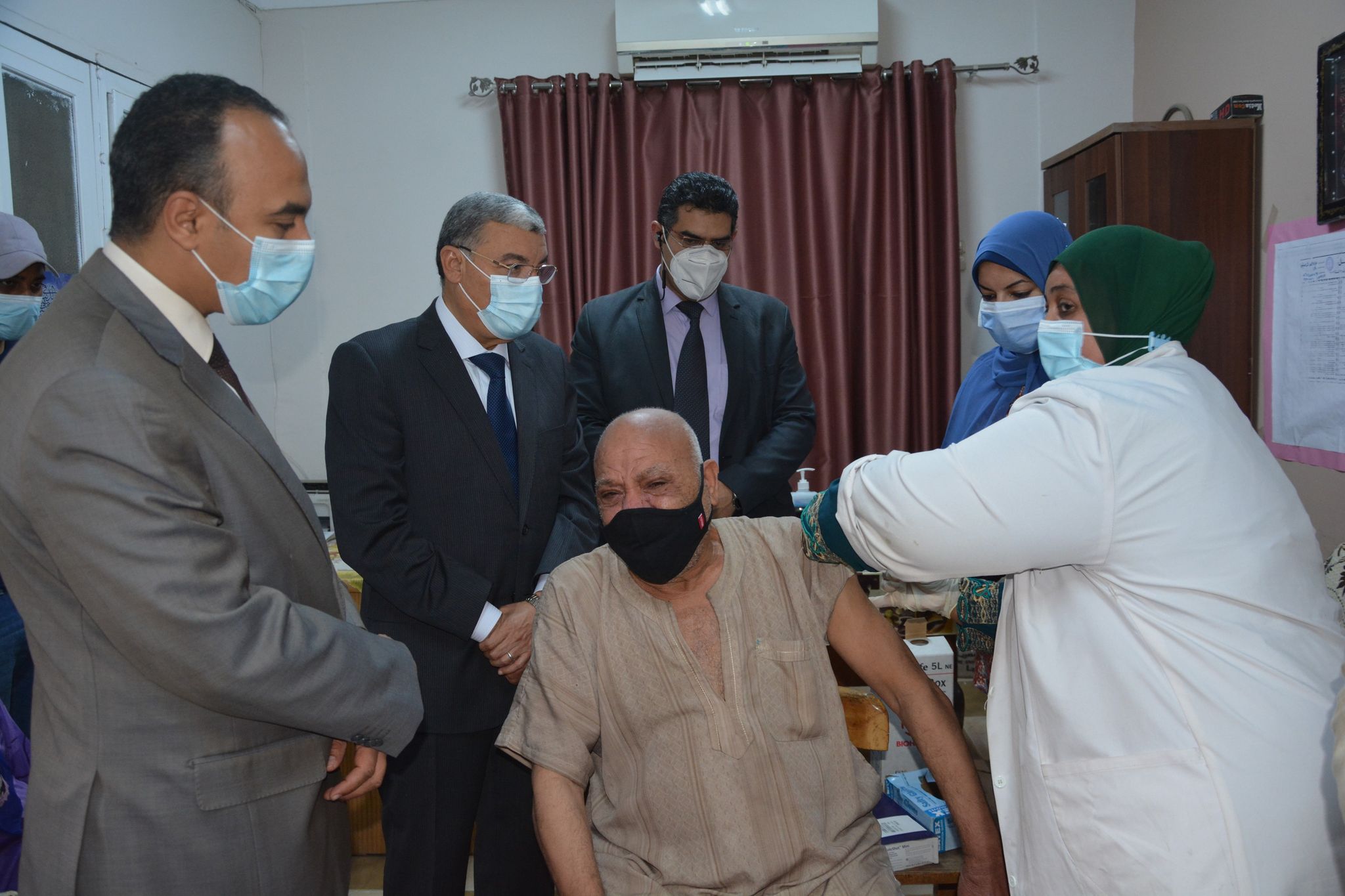 محافظ المنيا يتابع تلقى المواطنين لقاح فيروس كورونا