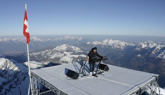 منصة موسيقية فوق  جبال الألب السويسرية