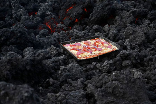 بيتزا تُطبخ في ساحة بركانية