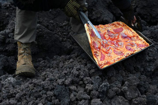 بيتزا باكايا مطبوخة على الصخور البركانية