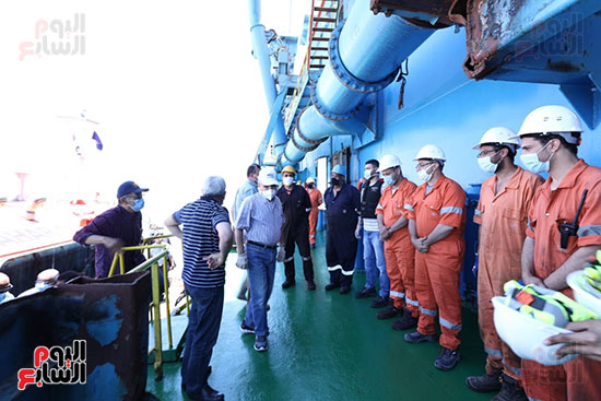 رئيس-هيئة-قناة-السويس-يصعد-علي-الكراكة-العاشر-من-رمضان-(2)