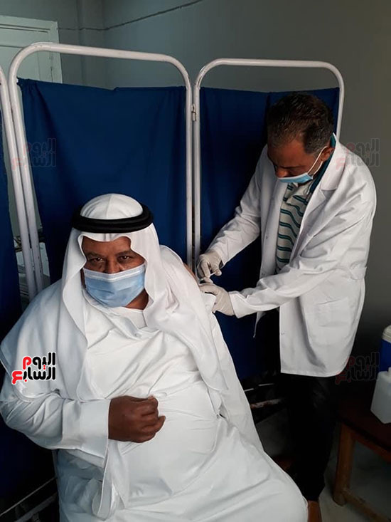 مواطن-من-شمال-سيناء-يتلقى-اللقاح