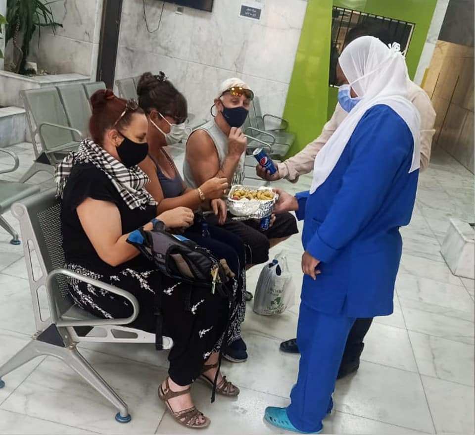 توزيع كحك العيد داخل المستشفيات للأجانب قبل التطعيم