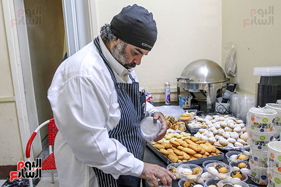 مينا فؤاد يوزع الكعك على المواطنين (1)