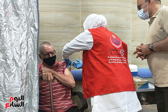 مواطنين-يتلقون-اللقاح مواطنين-يتلقون-اللقاح