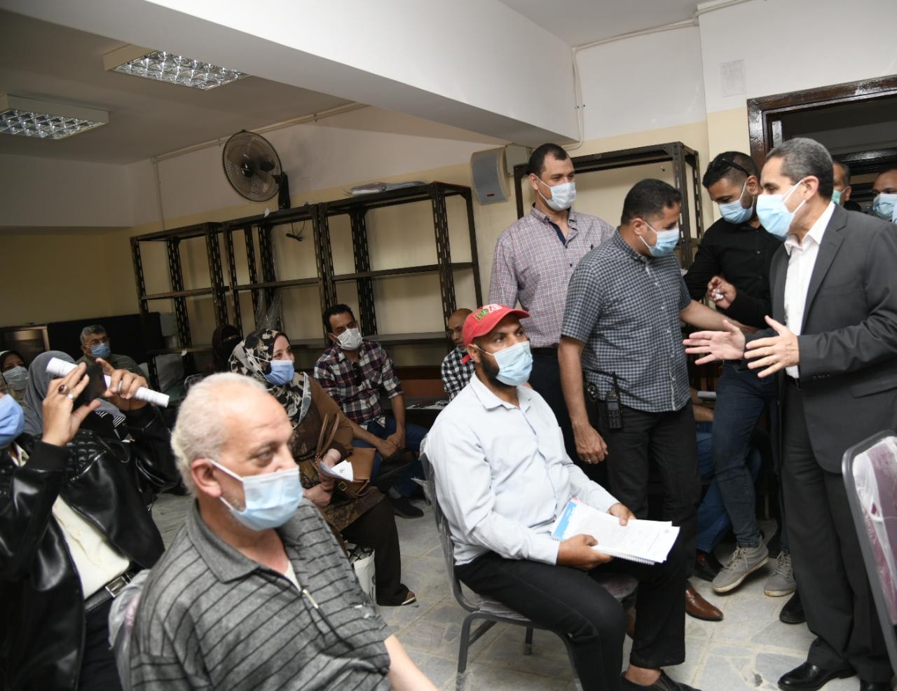 محافظ الغربية يتحدث للمواطنين محافظ الغربية يتحدث للمواطنين