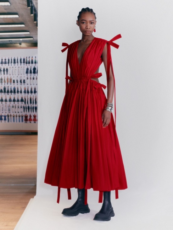 فستان أحمر من ألكسندر ماكوين