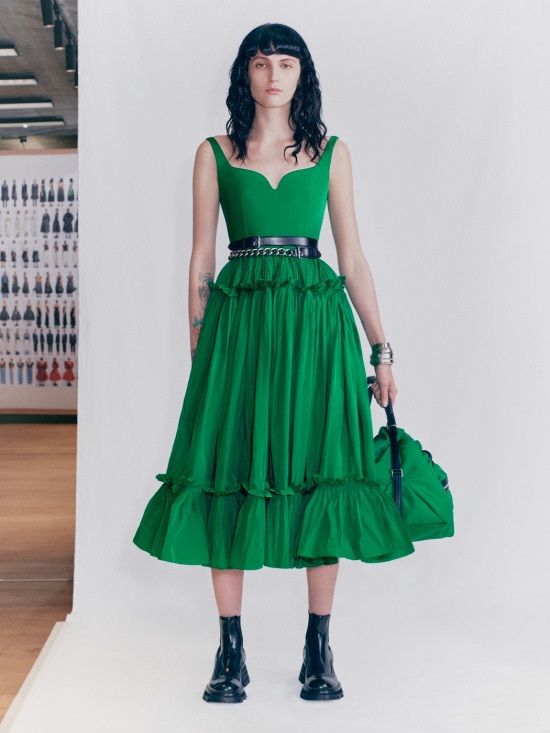فستان أخضر من ألكسندر ماكوين