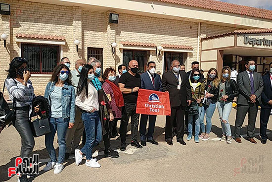 السياح-يلتقطون-صور-تذكارية-مع-محافظ-مطروح السياح-يلتقطون-صور-تذكارية-مع-محافظ-مطروح