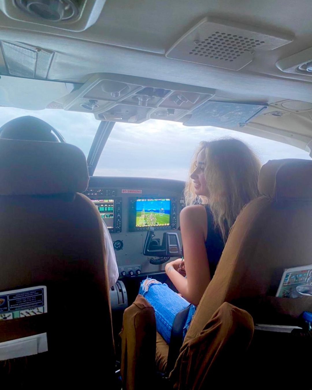 هنا الزاهد تقود طائرة