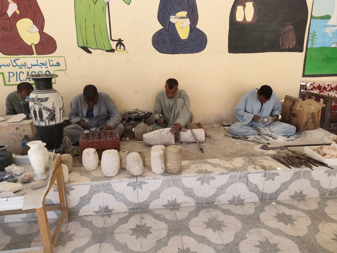 على أنغام الأقصر بلدنا بلد سواح.. شاهد صنع التحف الفرعونية بالبر الغربى