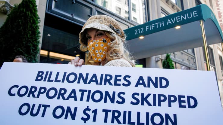 لافتة تقول إن الشركات واصحابها يتهربون من دفع تريليون دولار ضرائب