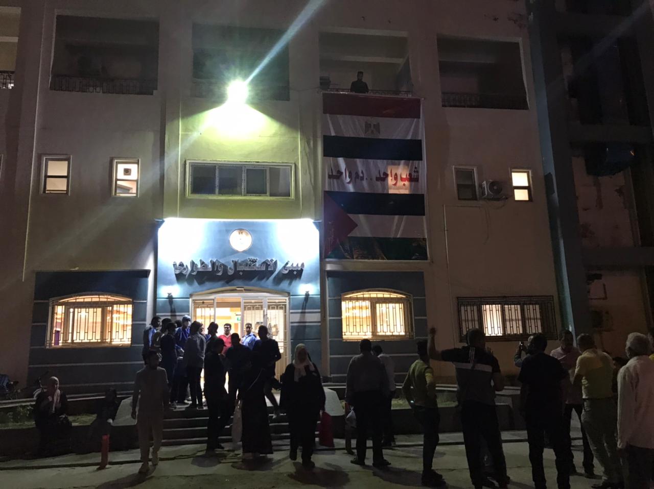 رفع علم فلسطين بجوار علم مصر على مستشفى بشمال سيناء  (1)