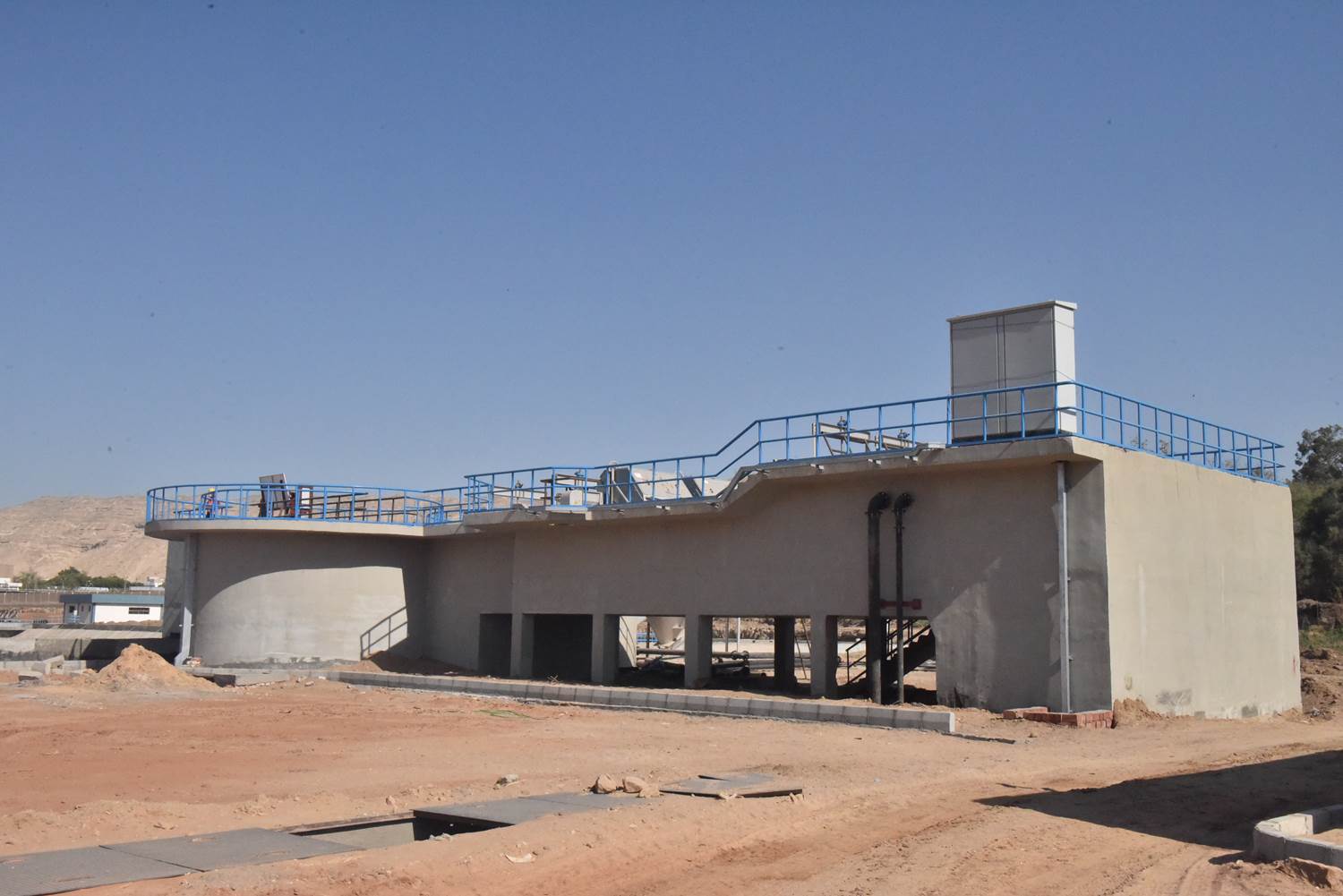 محافظ أسيوط يتفقد أعمال إنشاء المرحلة الثانية من محطة صرف صحي عرب المدابغ (18)