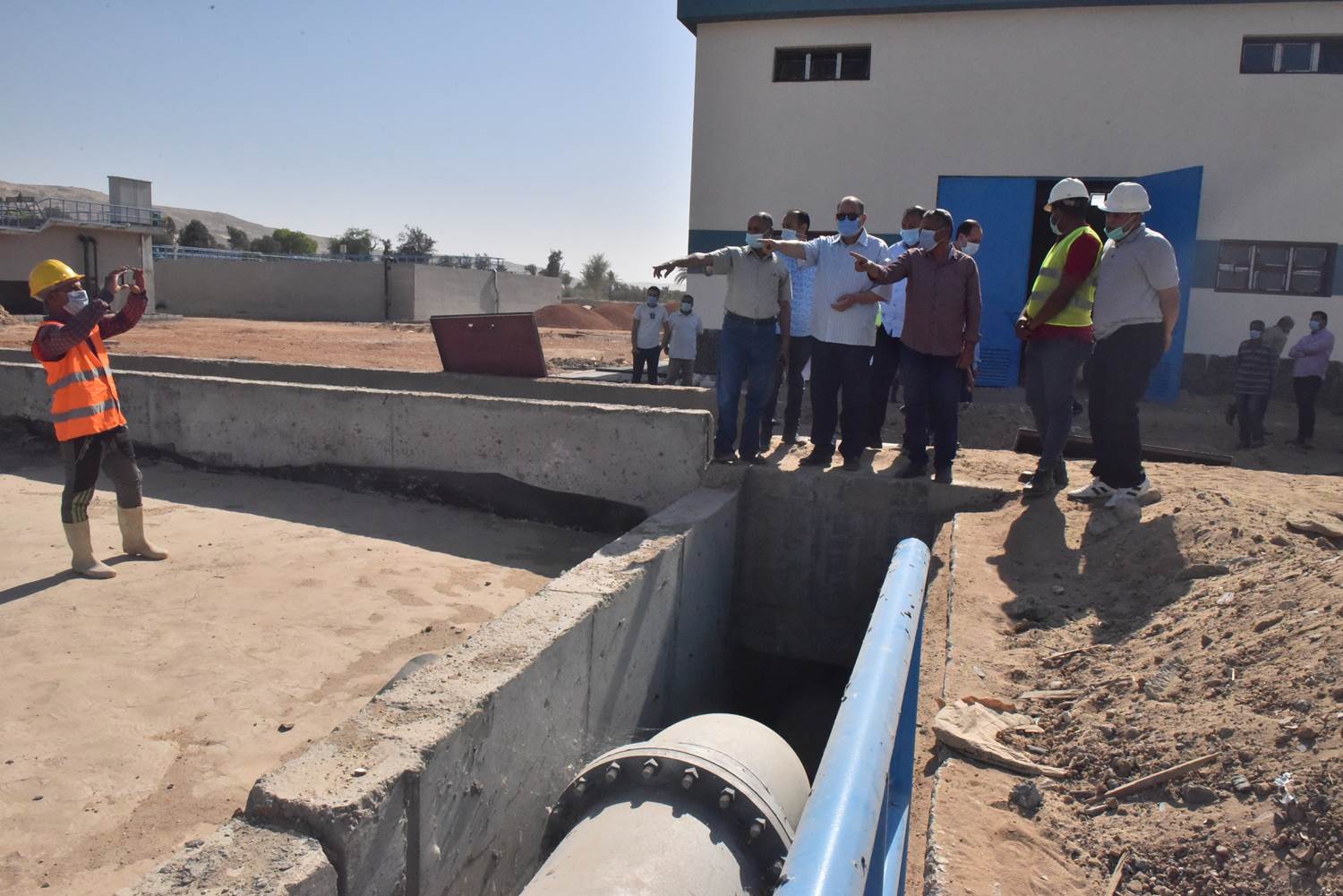 محافظ أسيوط يتفقد أعمال إنشاء المرحلة الثانية من محطة صرف صحي عرب المدابغ (14)