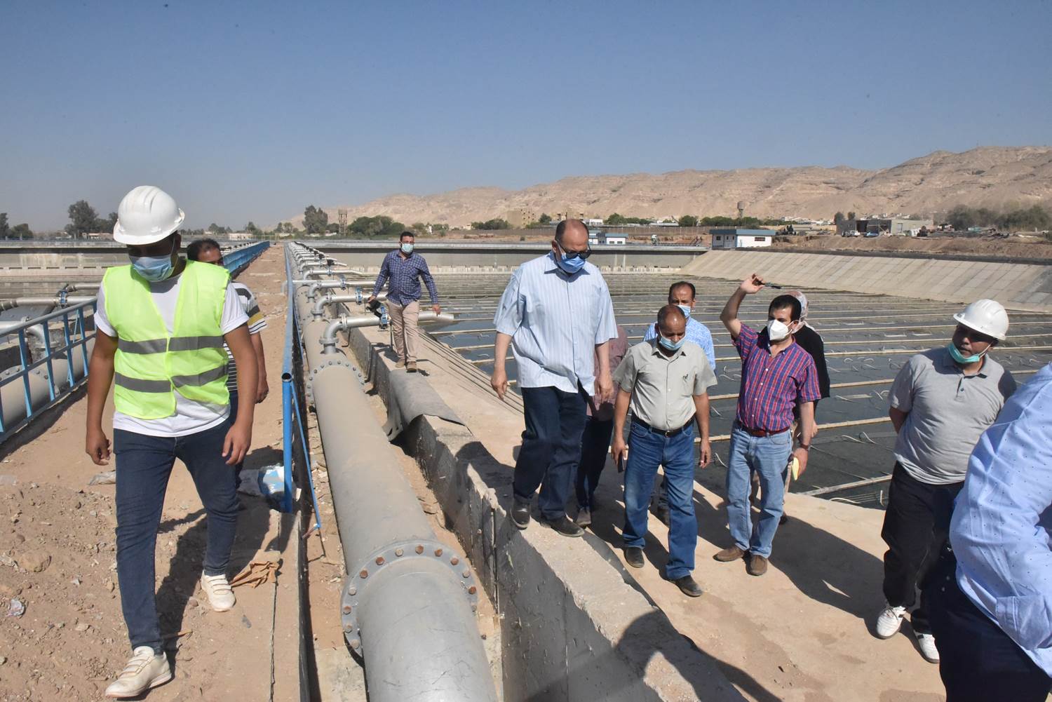 محافظ أسيوط يتفقد أعمال إنشاء المرحلة الثانية من محطة صرف صحي عرب المدابغ (17)