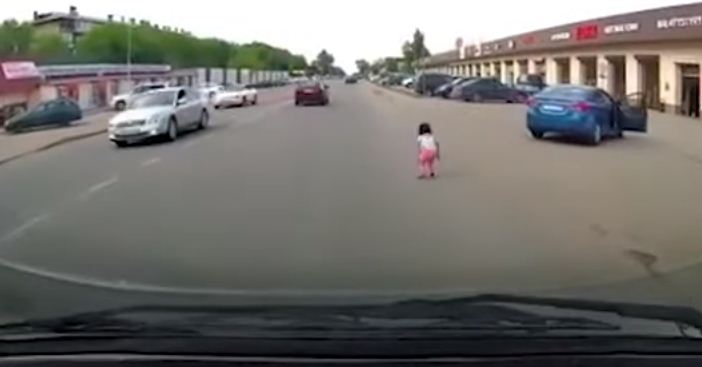 الطفلة تسقط من السيارة
