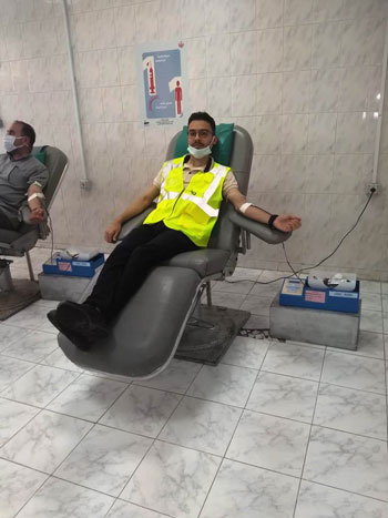اثناء-التبرع-بالدم-لصالح-جرحى-غزة