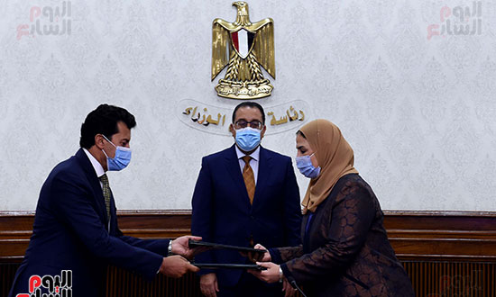 الحكومة توقع 3 بروتوكولات لإنشاء وتأثيث حضانات للأطفال بالمدارس ومراكز الشباب ( (7)