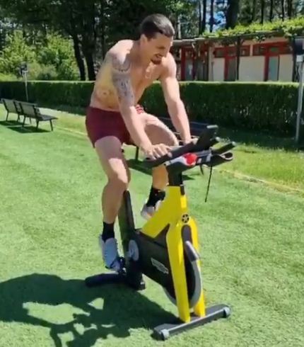 إبراهيموفيتش يتدرب على الدراجة