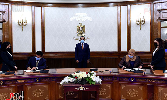 الحكومة توقع 3 بروتوكولات لإنشاء وتأثيث حضانات للأطفال بالمدارس ومراكز الشباب ( (5)