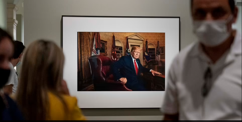 صورة ترامب فى المعرض يحاوطها الزوار