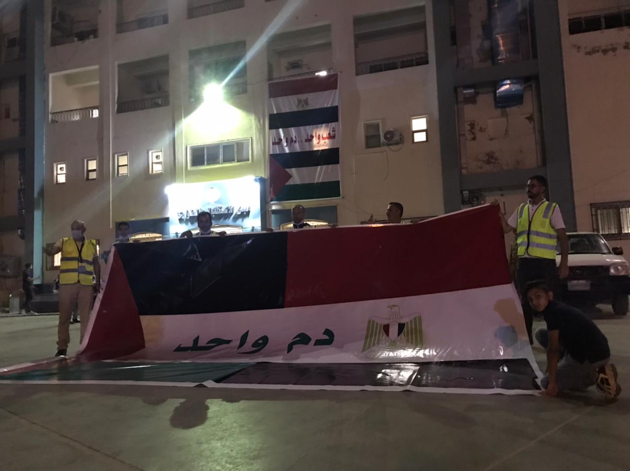 رفع علم فلسطين بجوار علم مصر على مستشفى بشمال سيناء  (3)