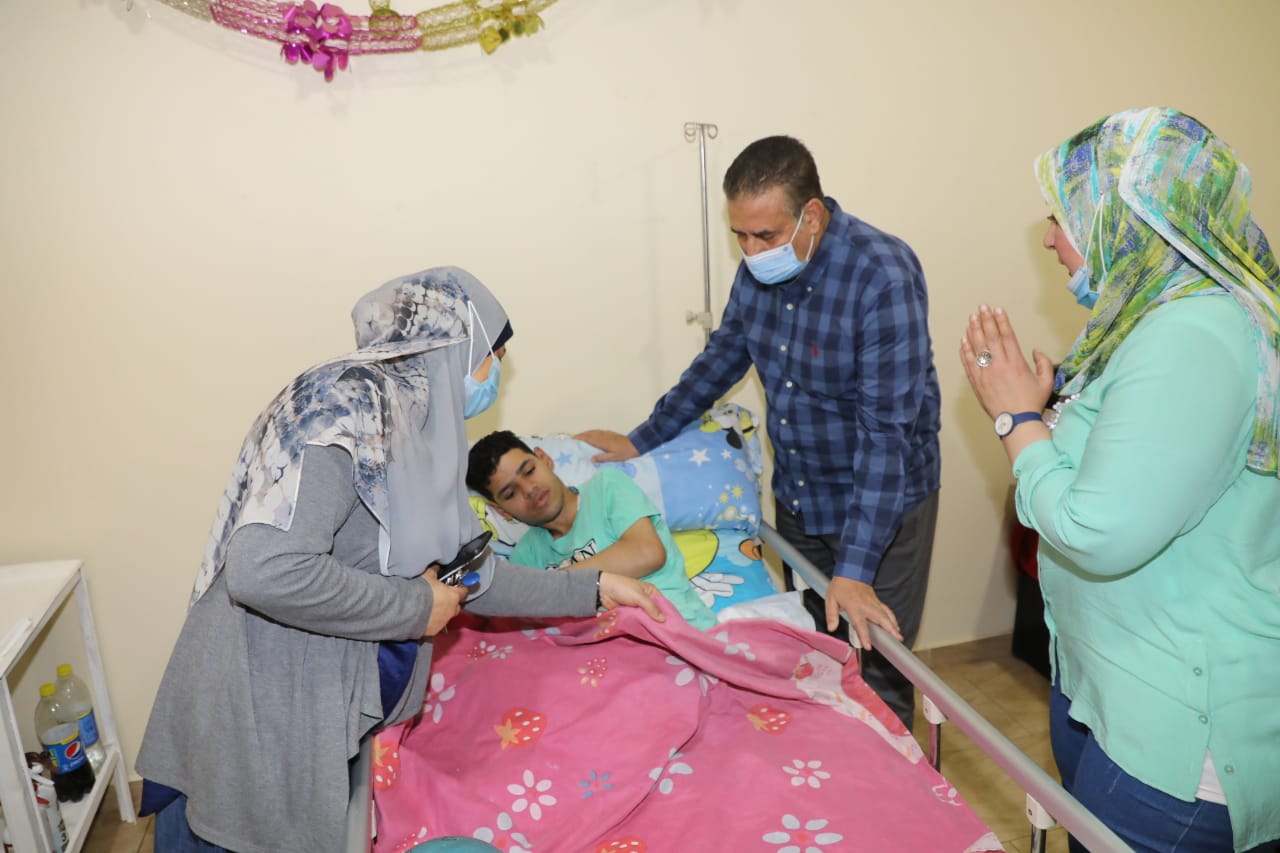 محافظ المنوفية مع أحد الاطفال من ذوى الهمم محافظ المنوفية مع أحد الاطفال من ذوى الهمم