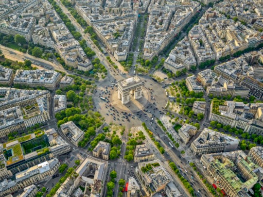 صورة باريس التقطت من طائرة هليكوبتر