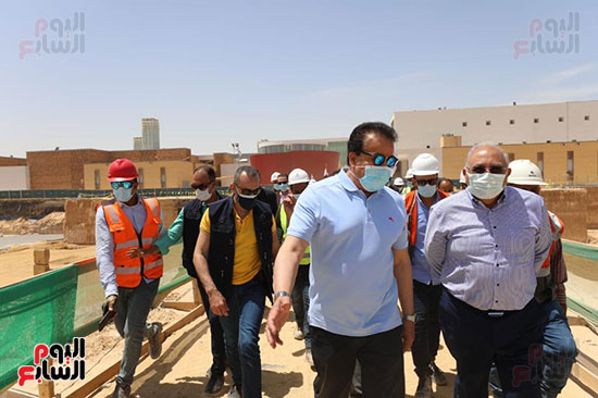 وزير التعليم العالى يتابع الانشاءات بالمجمع الاكاديمى بالجامعة المصرية اليابانية وزير التعليم العالى يتابع الانشاءات بالمجمع الاكاديمى بالجامعة المصرية اليابانية