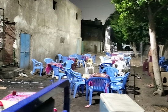 محافظ القاهرة يعنف رئيس حى شرق بعد ضبط مقهى تغلق الشارع (4)