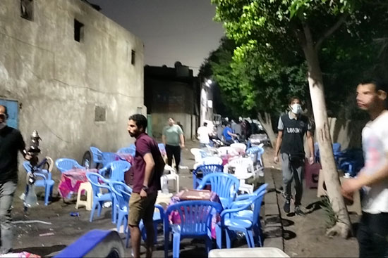 محافظ القاهرة يعنف رئيس حى شرق بعد ضبط مقهى تغلق الشارع (1)