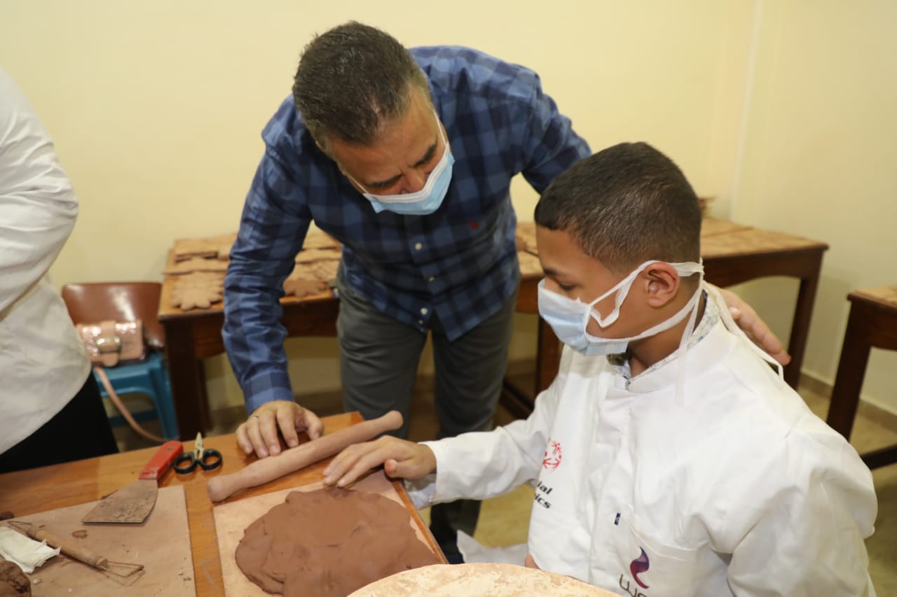 محافظ المنوفية يتحدث لاحد الاطفال محافظ المنوفية يتحدث لاحد الاطفال