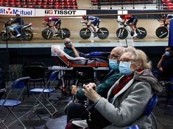يتدرب فريق الدراجات الوطني الفرنسي بينما ينتظر الناس الحصول على الجرعة