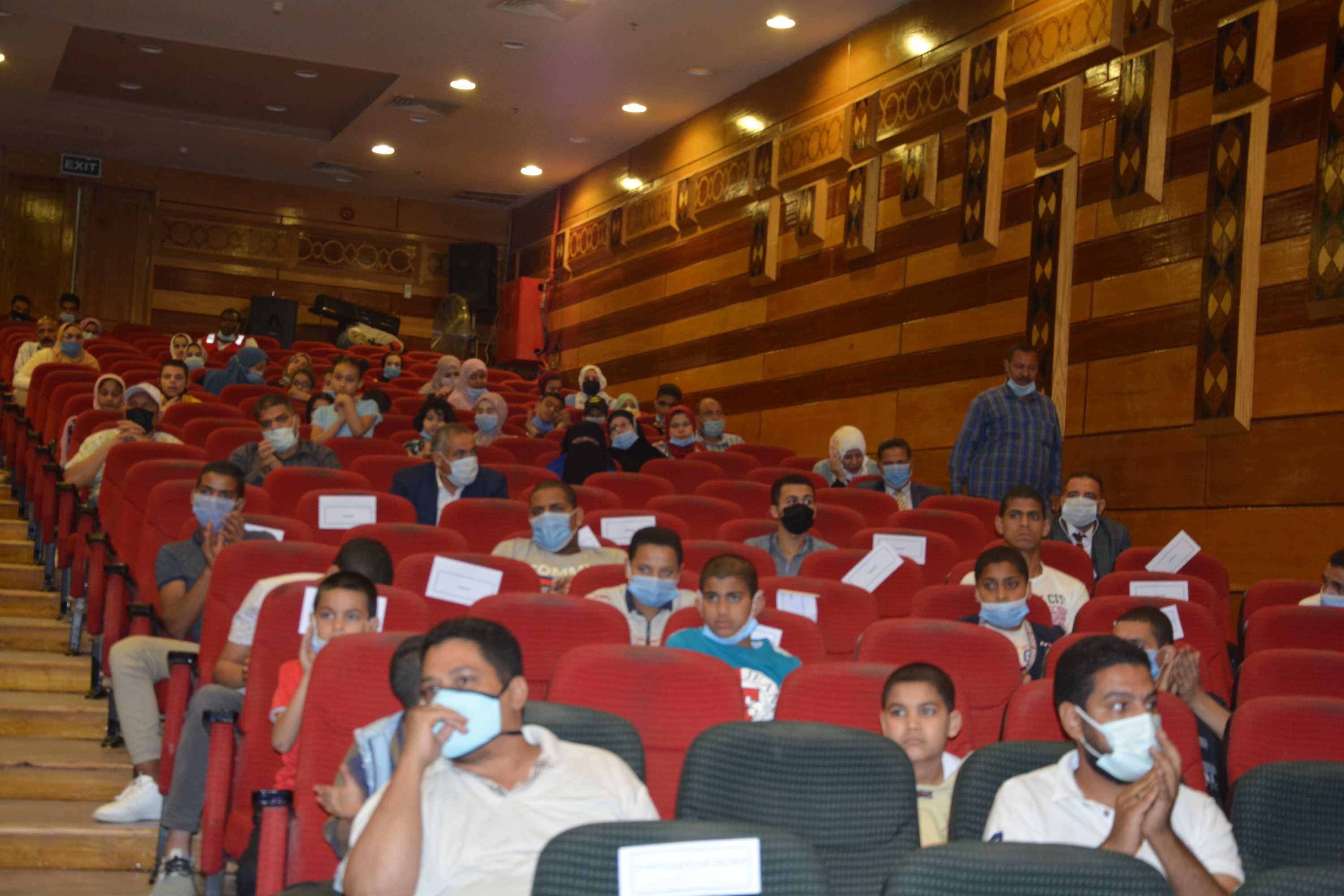 محافظ المنيا يشهد العرض المسرحى ولاد البلد لمواجهة الفكر المتطرف (2)
