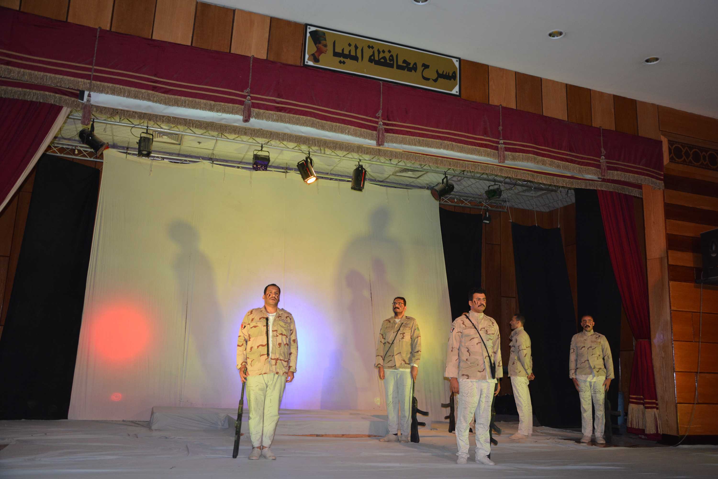 محافظ المنيا يشهد العرض المسرحى ولاد البلد لمواجهة الفكر المتطرف (9)