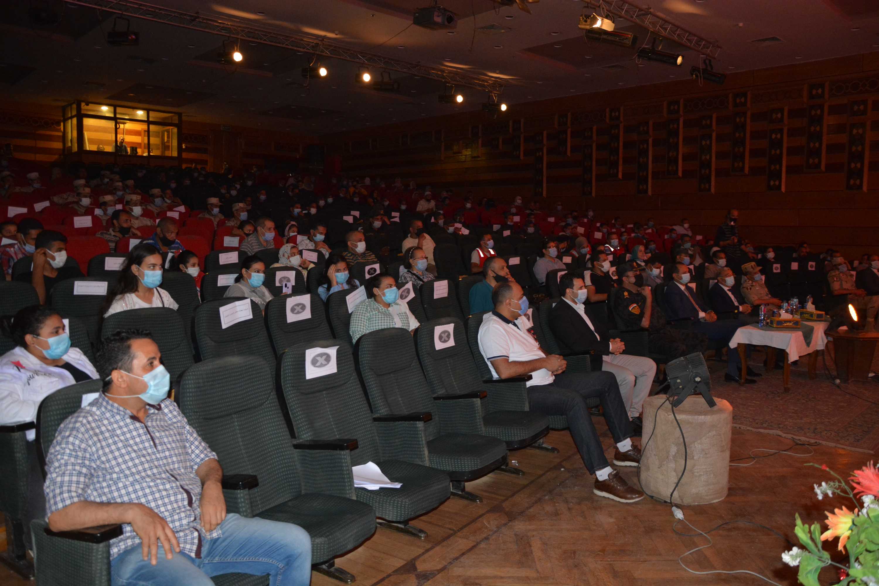 محافظ المنيا يشهد العرض المسرحى ولاد البلد لمواجهة الفكر المتطرف (7)