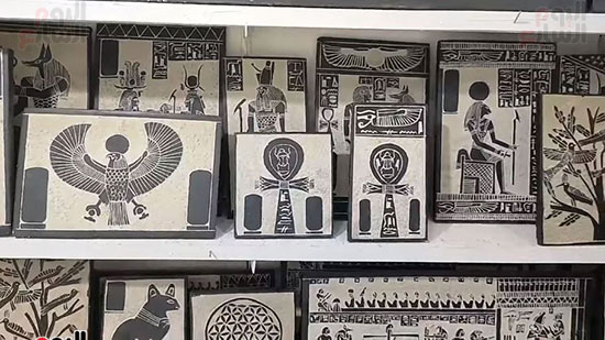 اللوحات-الفرعونية-مصنوعة-يدوياً-لبيعها-للسياح