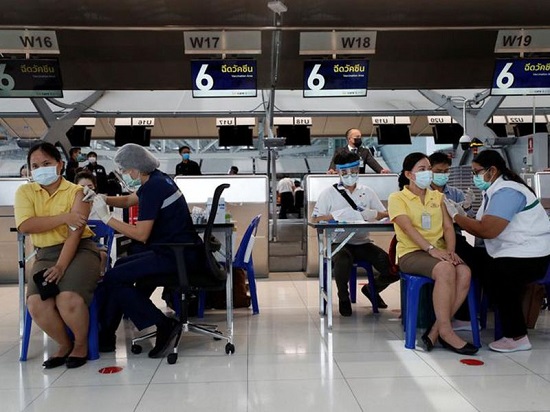 تطعيم الناس ضد فيروس كورونا في مطار  بانكوك