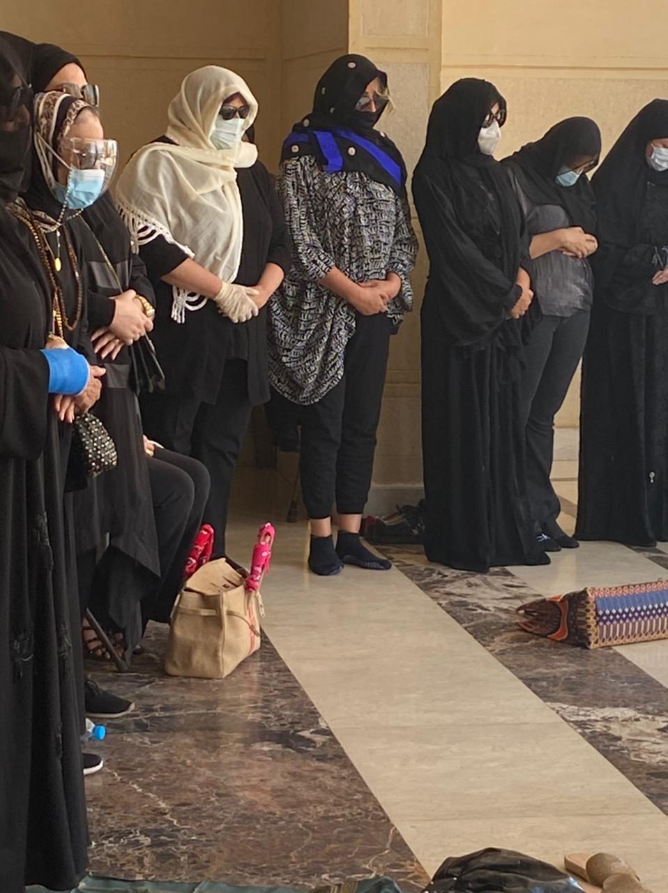 توافد الحاضرين لجنازة سمير غانم