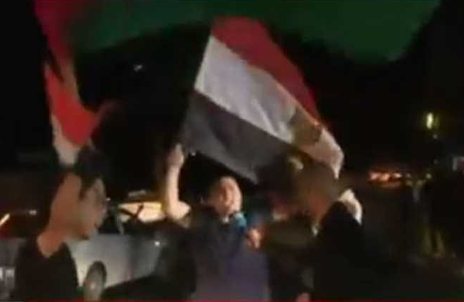 فلسطينيون يرفعون العلم المصرى