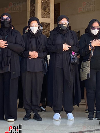 ايمى ودنيا فى الجنازة