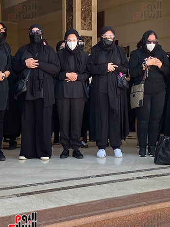 ايمى ودنيا يصليان على والدهم