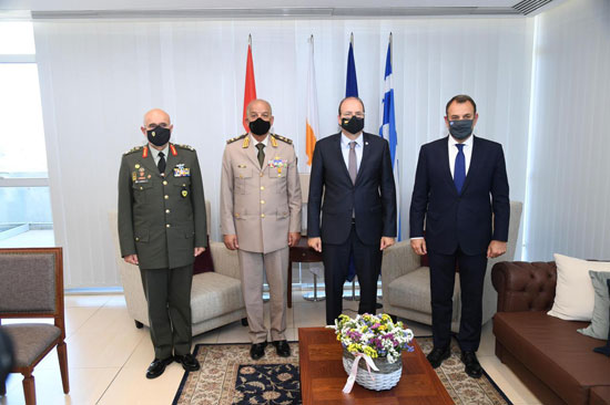 وزير الدفاع يعود إلى أرض الوطن بعد انتهاء زيارته الرسمية لجمهورية قبرص (4)